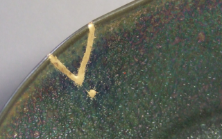 an image of a green plate with a yellow arrow on it